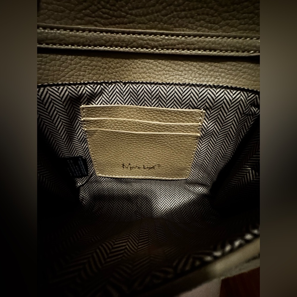 Women’s Elegant Neutral Leather Crossbody Bag - Picture 4 of 4